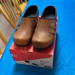 Sanita clogs, tan leather